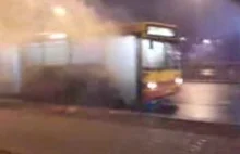 Autobus w płomieniach we Wrocławiu.