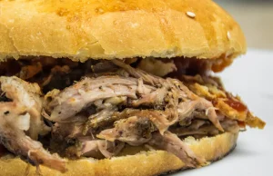 Pulled pork - łatwy przepis na szarpaną wieprzowinę idealną do kanapek