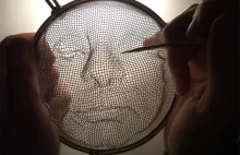 Isaac Cordal - rzeźbienie twarzy na sitku kuchennym