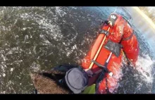 Akcja ratownicza strażaków na jeziorze, którzy ratują tonącego człowieka