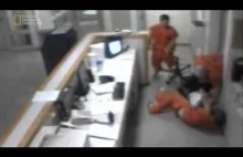 Więźniowie ratują strażnika przed śmiercią.