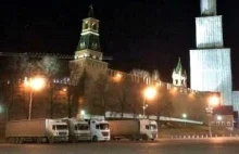 Pod Kreml zjeżdżają się dziwne białe ciężarówki