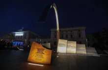 Pomnik wielkiego Polaka !!! - Husky - NEon24.pl