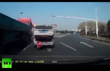 Dziecko wypada z auta w Chinach. Kierowca jedzie dalej, jakby nic się nie stało