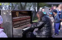Man plays piano in street, people were shocked