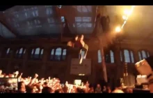 Raper wdrapuje się na 12 metrową instalacje i skacze z niej na publiczność