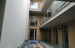 Balkon z ekskluzywnym widokiem na ścianę, czyli kolejny absurd w Krakowie