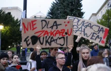 Warszawa: Protest "Jesień Średniowiecza" przed Sejmem. PiS chce karać...