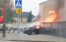 Spłonął samochód [film] na szkolnym parkingu