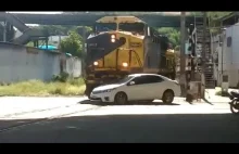 Wjechała samochodem prosto pod nadciągający pociąg.