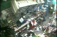 Armed robbery goes wrong, shootout in Texas convenience store, caught on camera