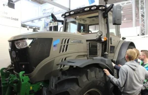 Tak wygląda pancerny traktor. Pojedzie na pole czy na front? :)