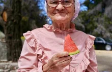 90-letnia babcia z Syberii zwiedza świat