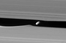 Cassini wykonała niezwykłe zdjęcie jednego z najmniejszych księżyców Saturna