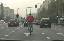Rower kontra Ferrari California. Wyścig po ulicach Warszawy (WIDEO)