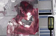 Dziewczynka we krwi. Nietypowy mural w Berlinie [WIDEO
