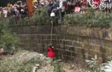 Policjant ratuje dziewczynkę, która wpadła na wybieg pandy wielkiej.
