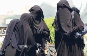 Skandal w Kanadzie: kobiety w burkach wchodzą do samolotu bez sprawdzenia twarzy