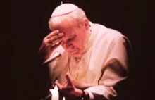 Obraz z obliczem Jana Pawła II płacze krwawymi łzami.