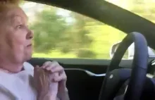 70-letnia kobieta i jej jazda Teslą S z funkcją autopilota