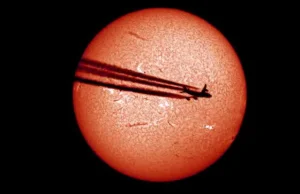 Przelot samolotu na tle Słońca