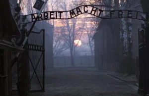 Polska policja zamknęła w areszcie grupę Żydów wychodzących z... Auschwitz