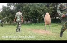 Widowiskowy trening walki bagnetem w wykonaniu armii Bangladeszu.