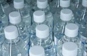 Drobinki plastiku znalezione w butelkowanej wodzie z całego świata