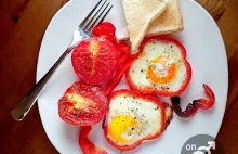 jajka na czerwono z grillowanymi pomidorami