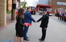 Minister Zieliński uroczyście wręczył kluczyki do używanego wozu strażackiego.