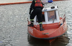 Płock: wyciek ropy z rurociągu PERN-u. Oleiste plamy na Wiśle