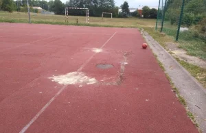 Wybudowano nowe osiedle obok boiska i jest głośno? Można przecież usunąć bramkę