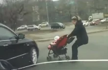 Mało odpowiedzialne rosyjskie "matki" z wózkami na drodze