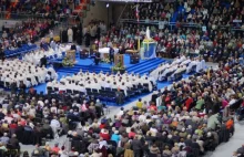 Tysiące pielgrzymów zjechało do Torunia na urodziny Radia Maryja.