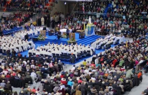 Tysiące pielgrzymów zjechało do Torunia na urodziny Radia Maryja.