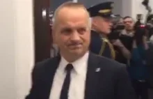 Prywatny ochroniarz Jarosława Kaczyńskiego bezprawnie w kuluarach Sejmu.