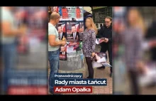 Przewodniczący Rady Miasta Adam Opałka niszczy materiały wyborcze...
