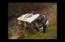 China bus crash, tourist coach falls into Valley un accident de bus au X...