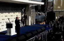 Erdogan pokazuje na telebimie video z zamachu w NZ tłum: Let's go & Destroy EU