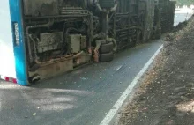 Autobus miejski przewrócił się w Gdyni. 2 osoby ciężko ranne