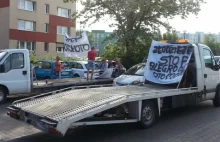 Dealerzy samochodów protestują przed siedzibą Allegro i OtoMoto