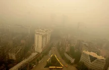Żółtawa chmura zanieczyszczeń pokrywa chińskie miasto