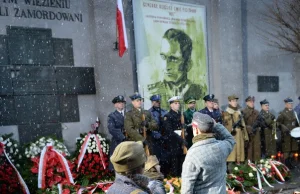 Polska flaga na stałe na pl. Piłsudskiego