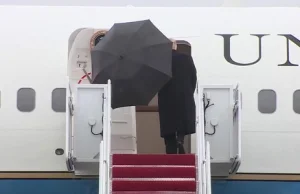 Trump porzucił parasol, bo... nie zmieścił się w drzwiach Air Force One