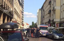 Atak arabskiego nożownika na Policjanta w Warszawie przed koncertem Allah-LAS.