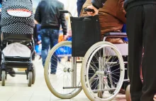 Wózek inwalidzki dla wybranych. "DGP" o limitach NFZ