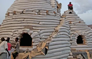 Amerykańscy żołnierze i nietypowa budowla w Dżibuti
