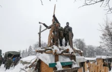 Starcia w Kijowie. W miasteczku namiotowym znaleziono granaty i "tron...
