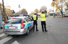 Dostawczy 3-osobowy Mercedes jak autobus - 23 pasażerów stało na pace !!!