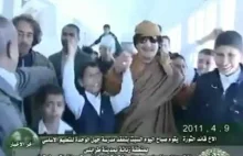 Muammar Kaddafi wizytuję szkołę.